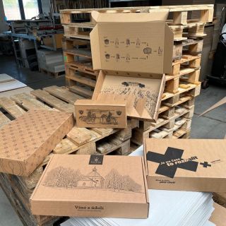 🍷 Dárkové boxy na víno? Vyrábíme je pro desítky vinařství z celé Moravy! 📦 Malá rodinná vinařství i větší producenti u nás...